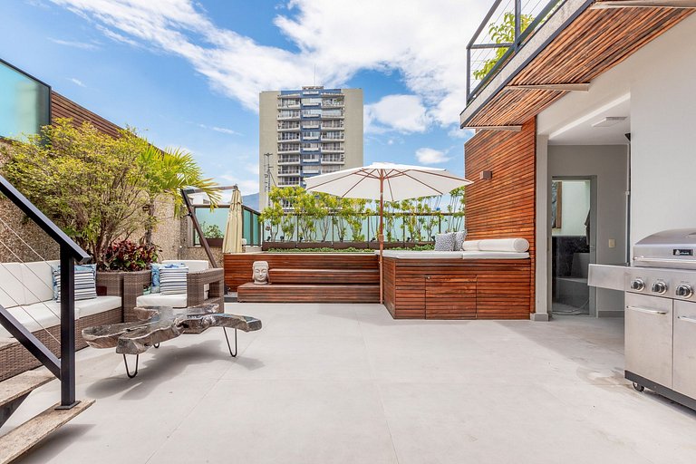 Beautiful triplex in Leblon with pool