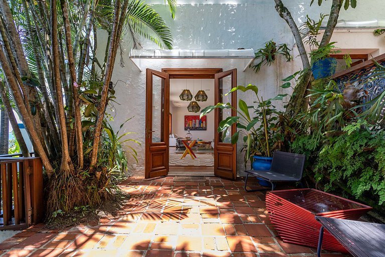 Iconic oceanfront villa in São Conrado