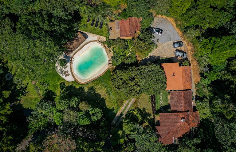Linda casa com piscina na serra do Rio