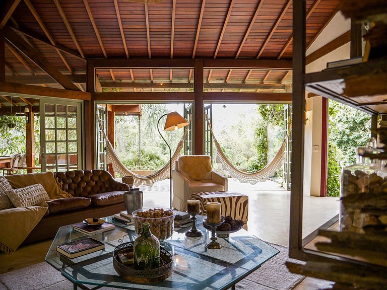 Linda casa com piscina na serra do Rio