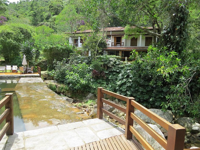 House with waterfall in Petrópolis