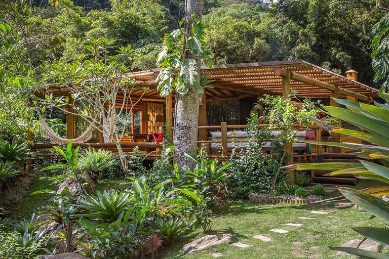 House with waterfall in Petrópolis
