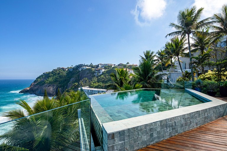 Luxury villa overlooking the sea in Joá