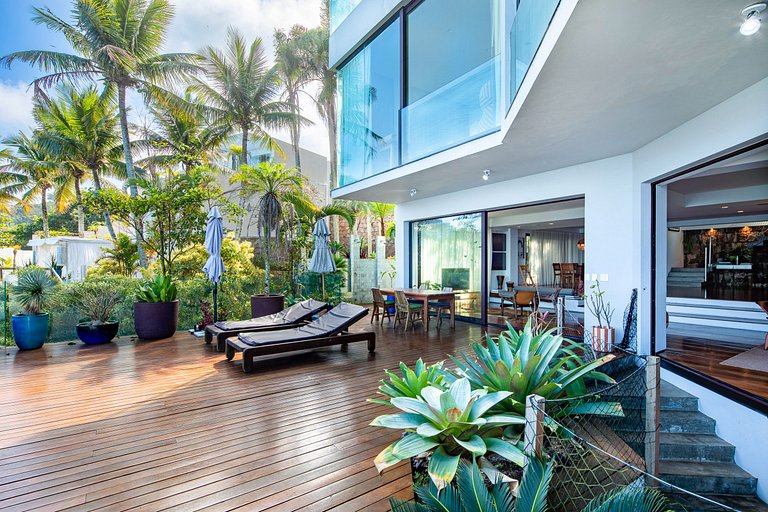 Luxury villa overlooking the sea in Joá