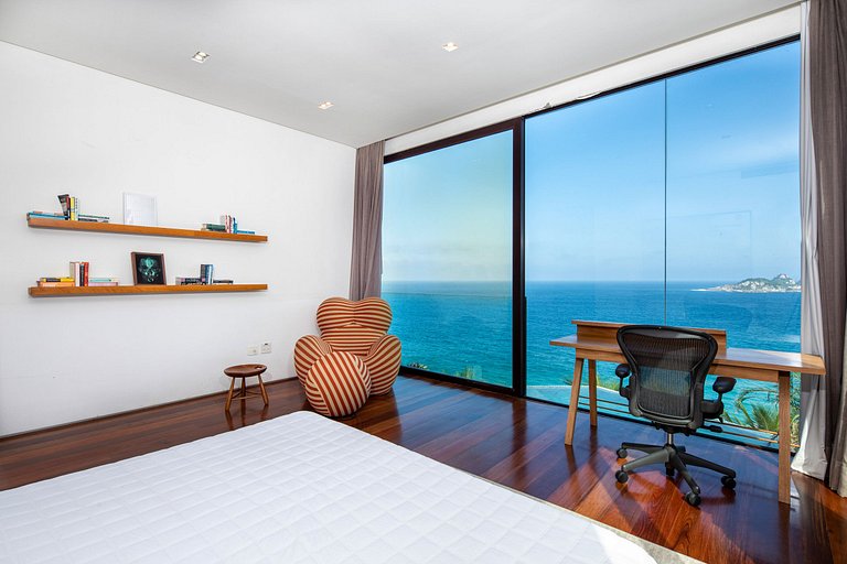 Luxury villa overlooking the sea in Joá