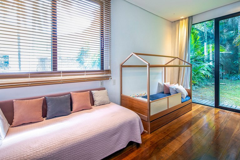 Luxury villa overlooking the sea in Joá