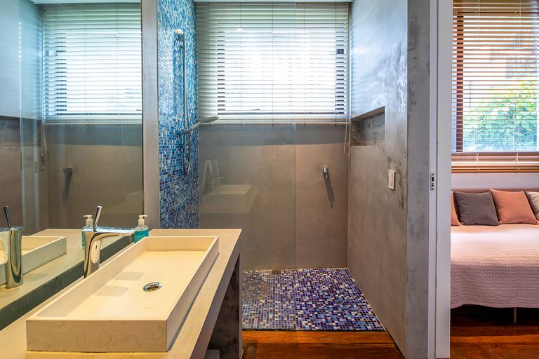 Luxury villa overlooking the sea in Joá