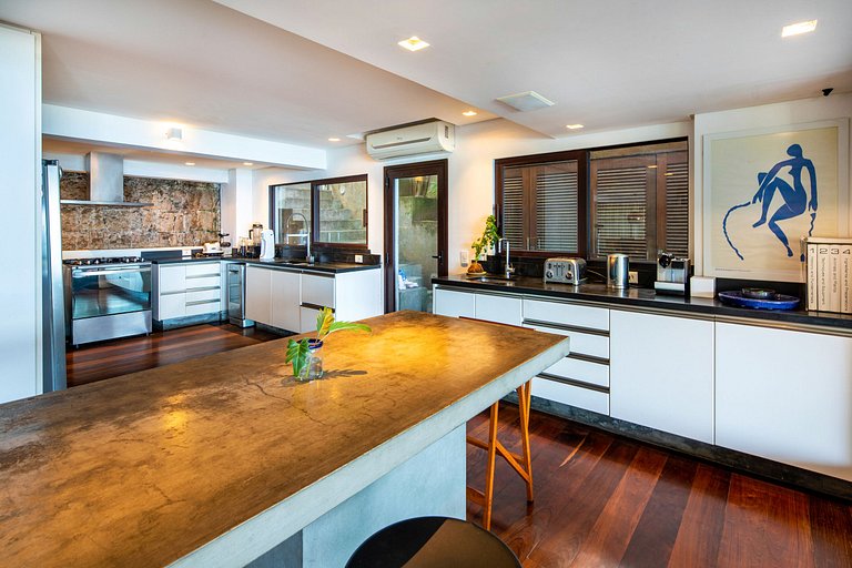 Luxury villa overlooking the sea in Joá