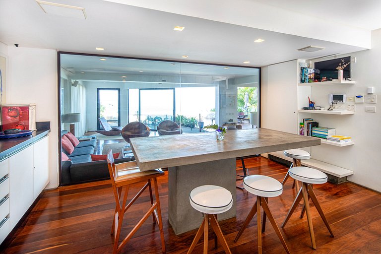 Luxury villa overlooking the sea in Joá