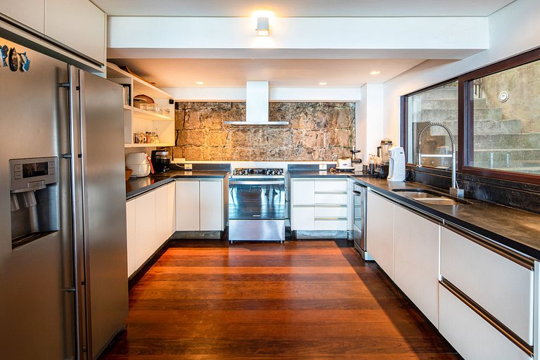Luxury villa overlooking the sea in Joá