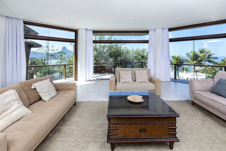 Villa com linda vista pro mar no Joá