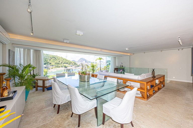 Beautiful villa by the sea in Leblon