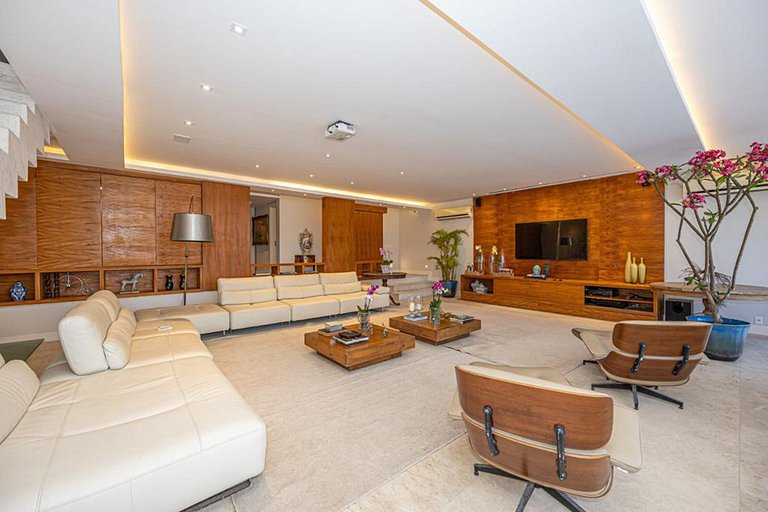 Beautiful villa by the sea in Leblon