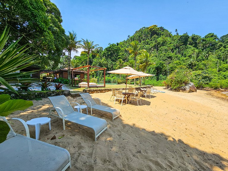 Beachfront villa in Angra dos Reis