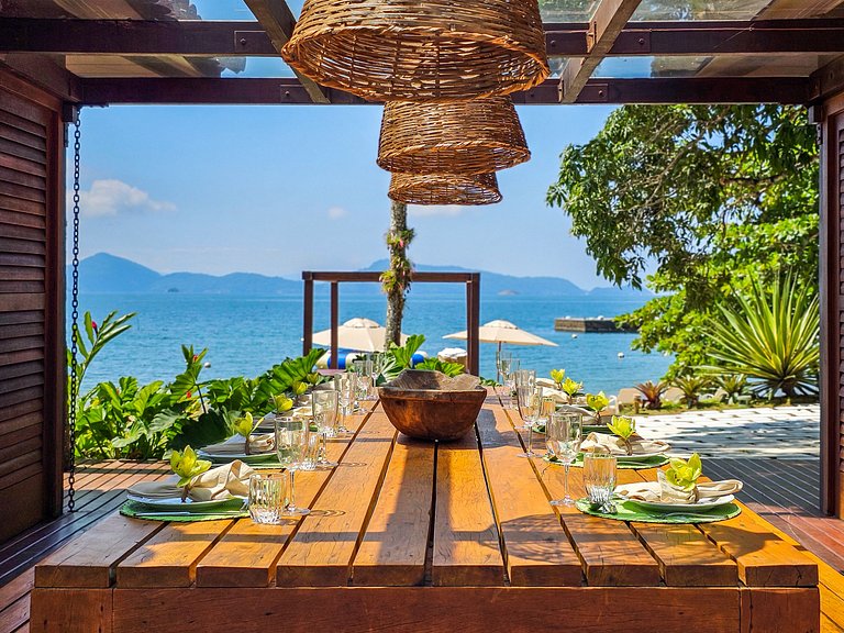 Beachfront villa in Angra dos Reis