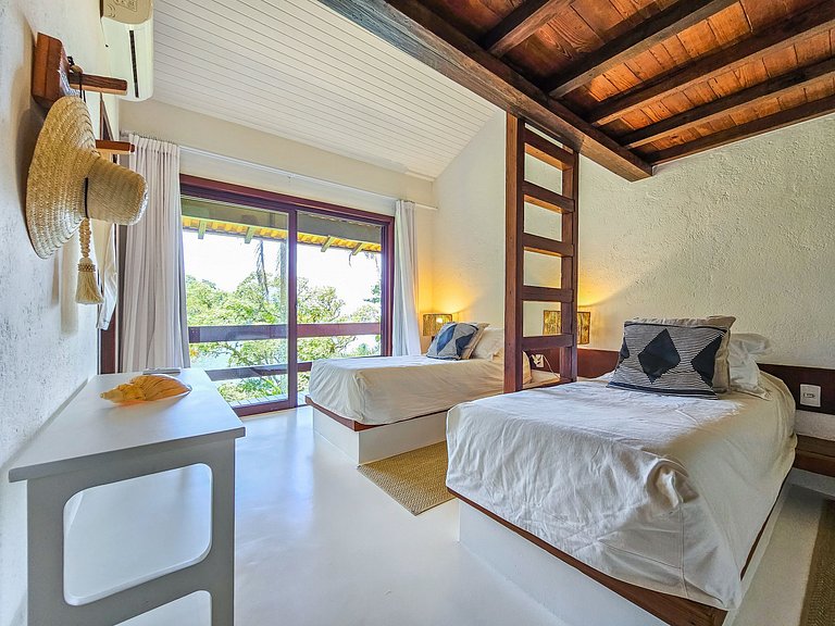 Beachfront villa in Angra dos Reis