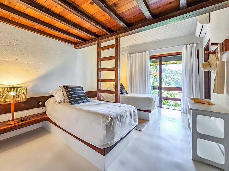 Beachfront villa in Angra dos Reis