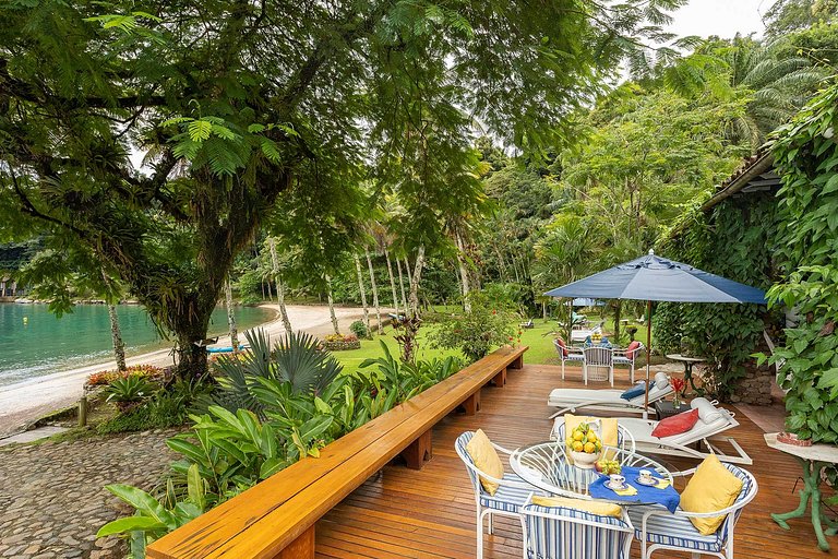 Villa and loft by the sea in Paraty