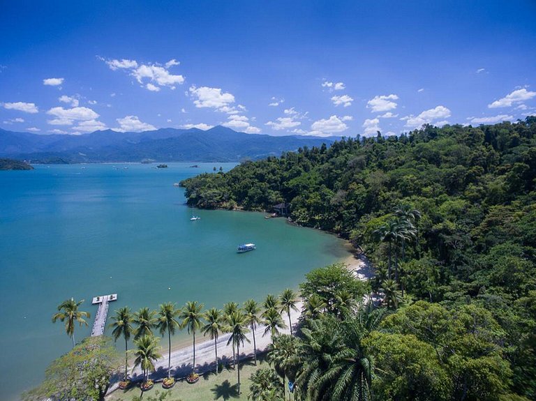 Villa and loft by the sea in Paraty