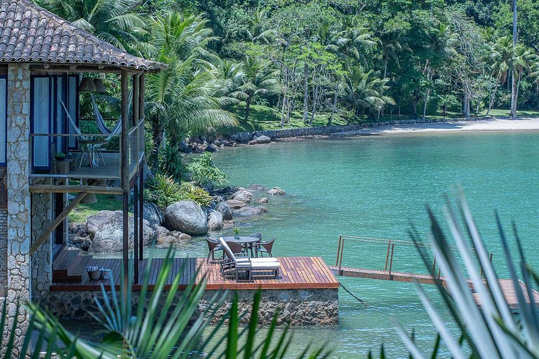Villa and loft by the sea in Paraty