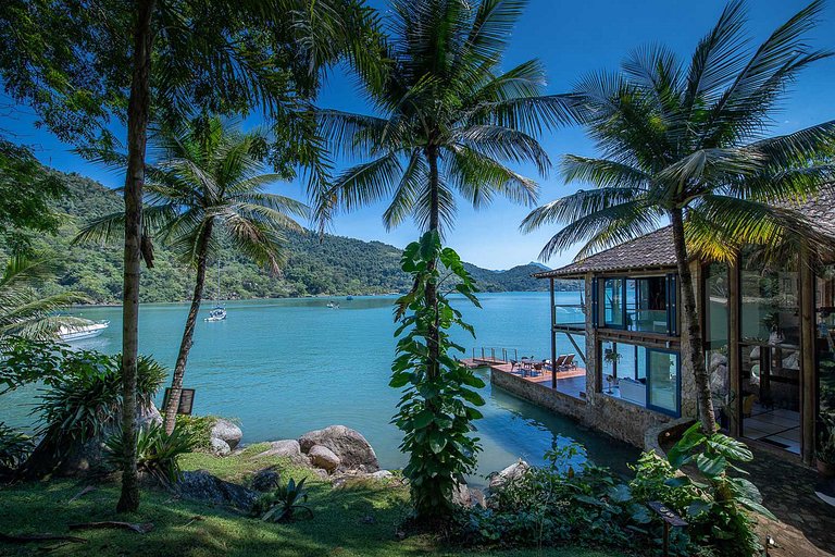 Villa and loft by the sea in Paraty