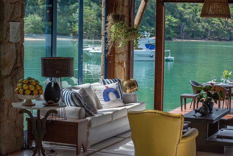 Villa and loft by the sea in Paraty