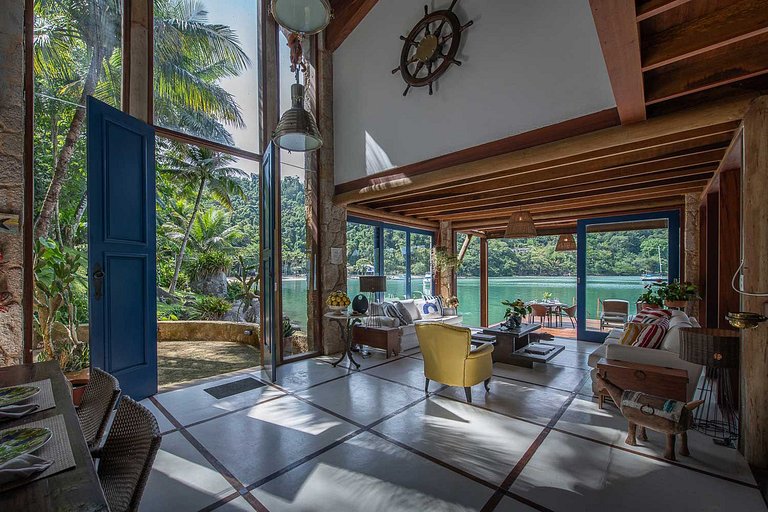 Villa and loft by the sea in Paraty