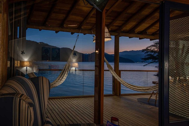 Villa and loft by the sea in Paraty