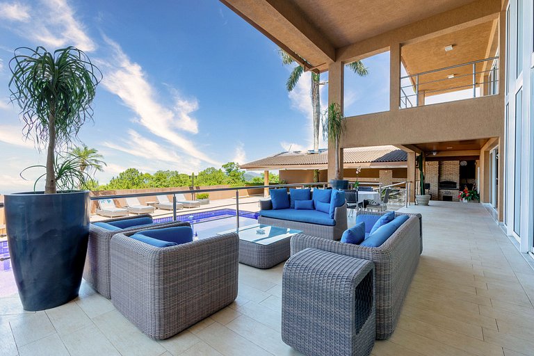 Mansion with incredible views in Guarujá