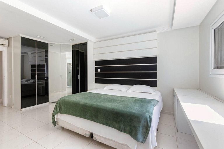 Mansion with incredible views in Guarujá