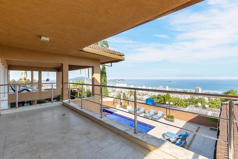 Mansion with incredible views in Guarujá