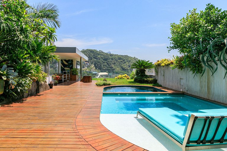 Nice villa overlooking the sea