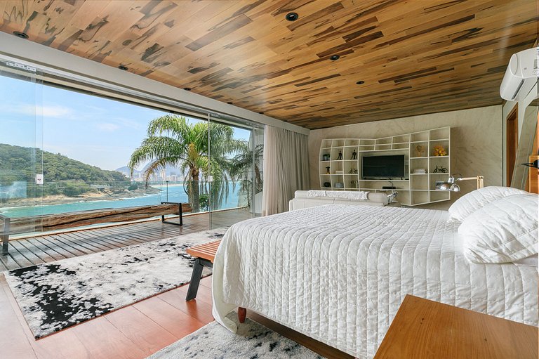 Nice villa overlooking the sea
