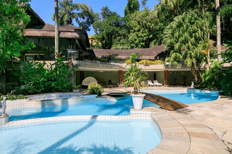 Oceanfront villa 8 suites in Mangaratiba
