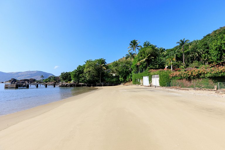 Oceanfront villa 8 suites in Mangaratiba
