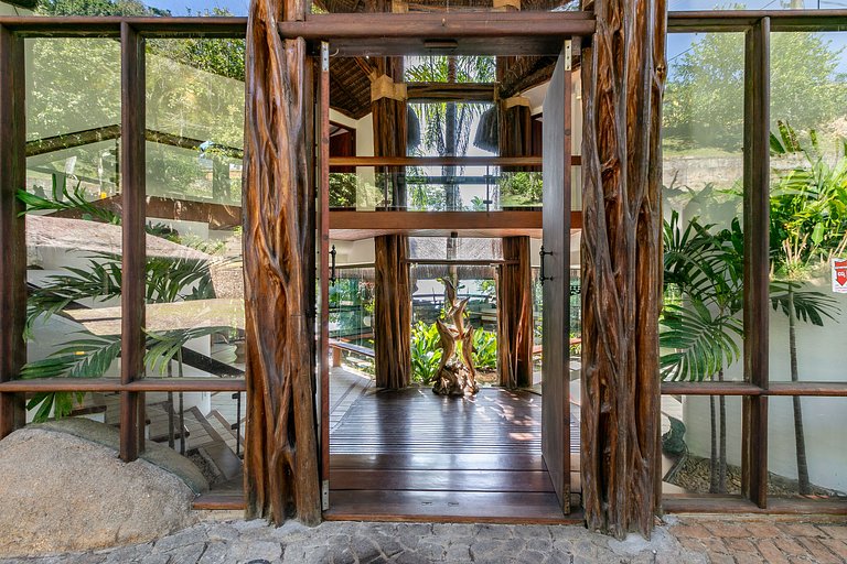Oceanfront villa 8 suites in Mangaratiba