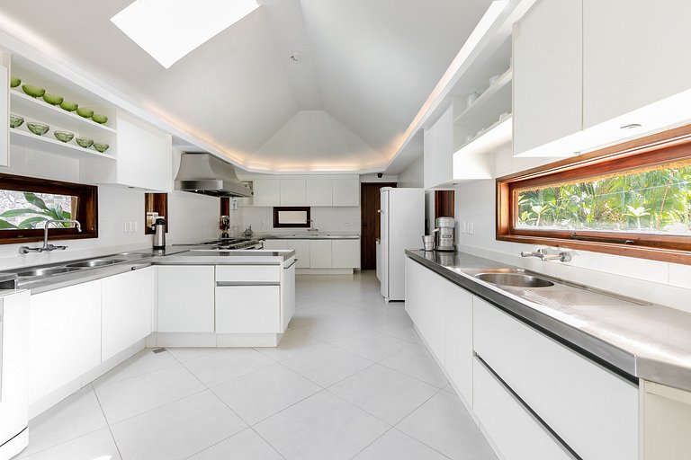 Oceanfront villa 8 suites in Mangaratiba