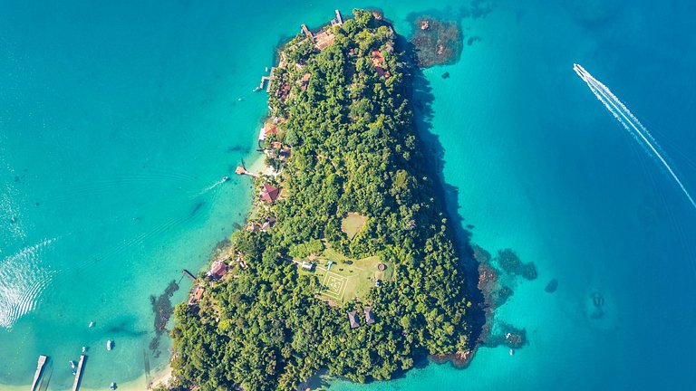 Lussuosa villa tropicale circondata dal mare