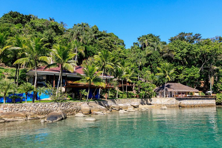 Luxurious tropical villa by the sea