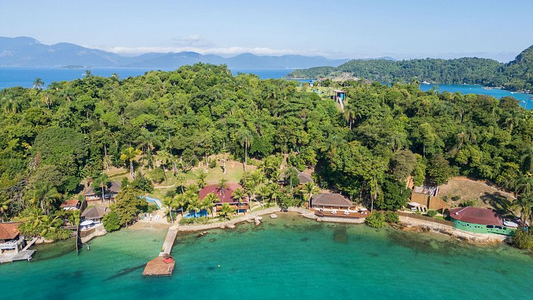 Luxuosa villa tropical cercada pelo mar