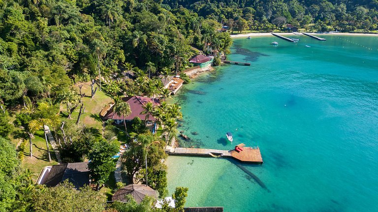 Luxurious tropical villa by the sea