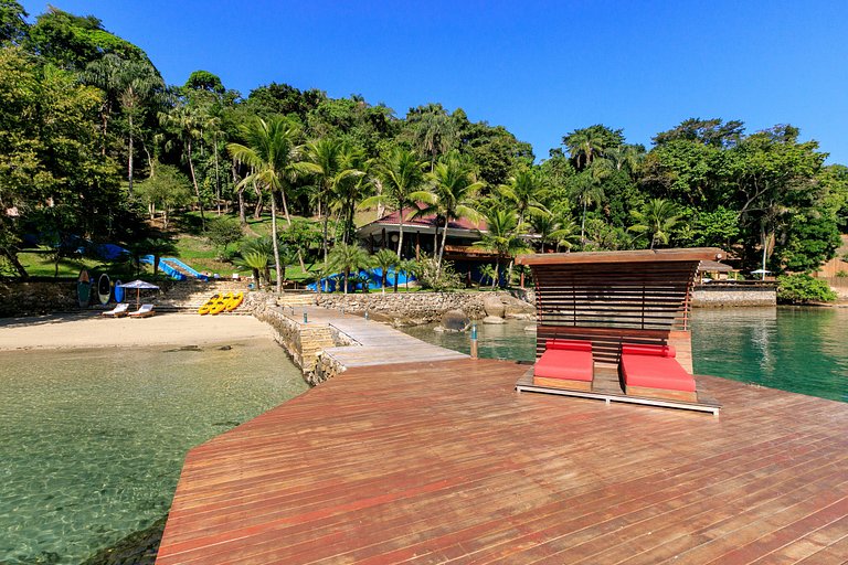 Luxueuse villa tropicale entourée par la mer