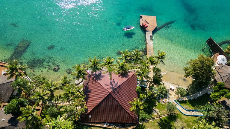 Luxuosa villa tropical cercada pelo mar