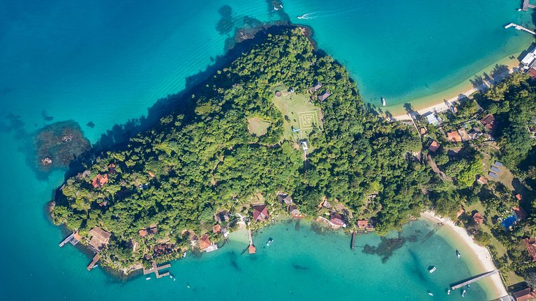Luxurious tropical villa by the sea