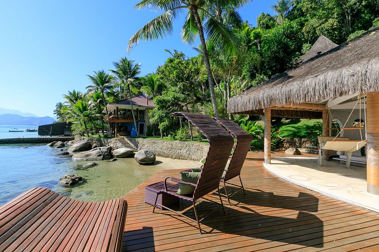 Luxueuse villa tropicale entourée par la mer