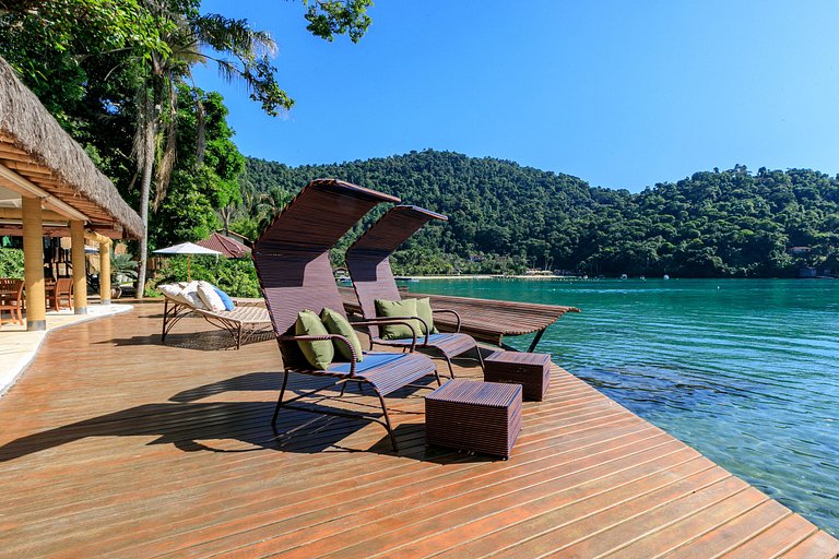 Luxueuse villa tropicale entourée par la mer