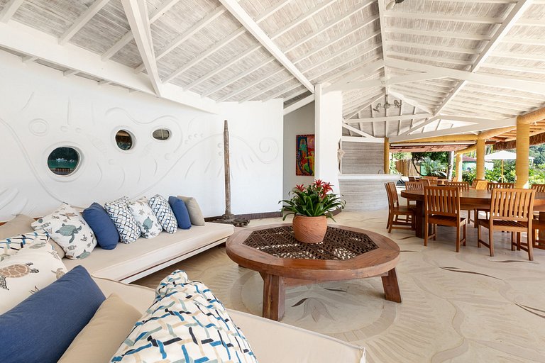 Luxurious tropical villa by the sea