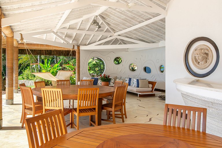 Luxurious tropical villa by the sea