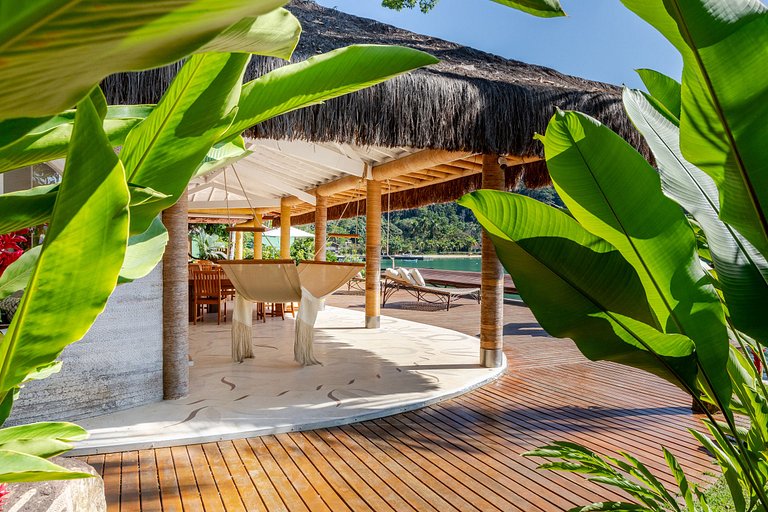 Lussuosa villa tropicale circondata dal mare
