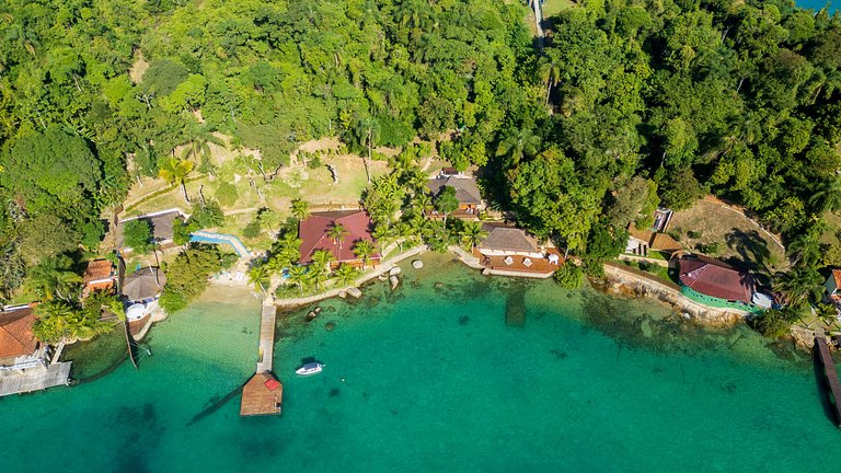 Luxurious tropical villa by the sea